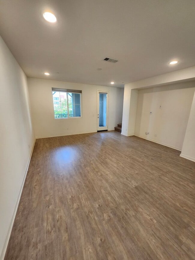 Building Photo - Gorgeous Tri-level Townhouse 3 beds 3 1/2 ...