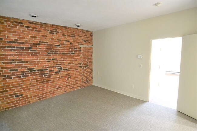 Building Photo - 67 St Germain St