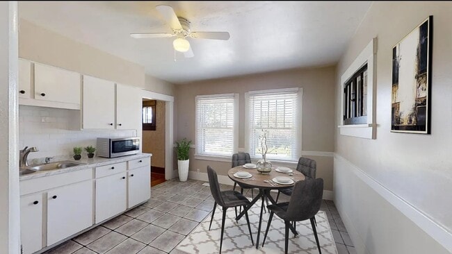 Building Photo - Charming four-bedroom home one block from UNR