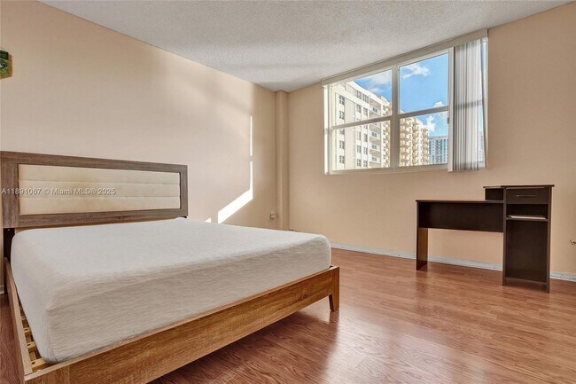 Building Photo - 1833 S Ocean Dr