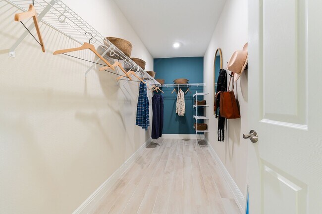 Building Photo - A Luxuriously Furnished 3-Bed, 2-Bath Model Home in Gated Community - Parrish