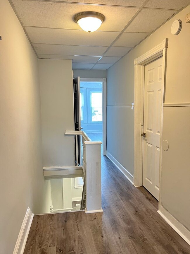 Building Photo - Refreshed 3BR/1BA Cozy Home with Porch & Fenced Yard!