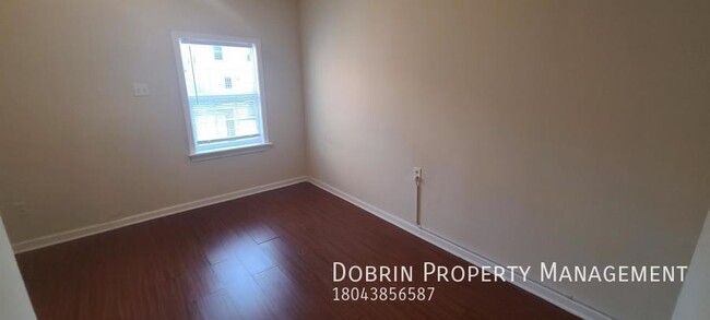 Building Photo - Renovated 5BD: Open floor plan - BLOCKS FR...