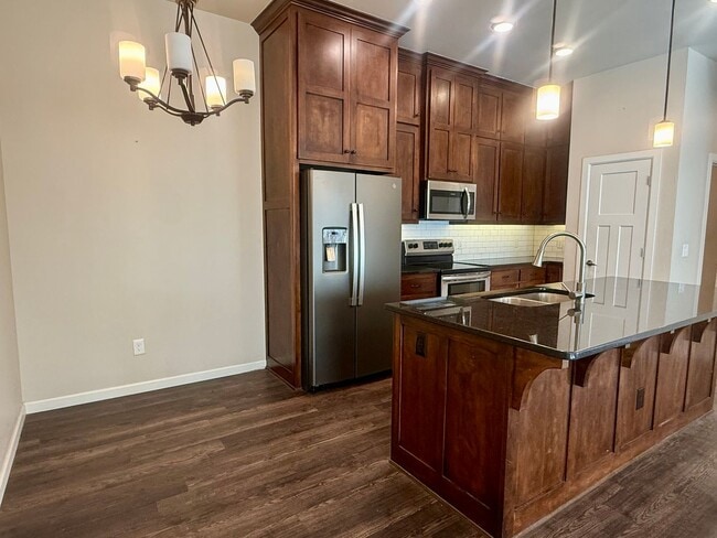 Building Photo - Large 3 Bed, 2 Bath in Beautifully Well-Maintained Neighborhood