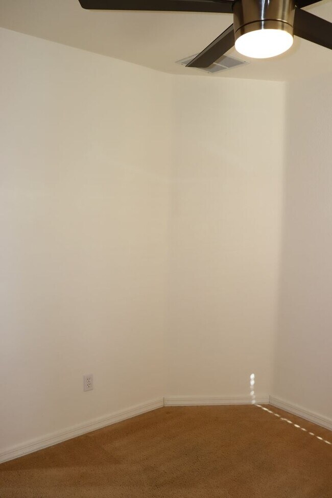 Building Photo - East Side 3 Bed 2 Bath Energy Efficient Pulte Home