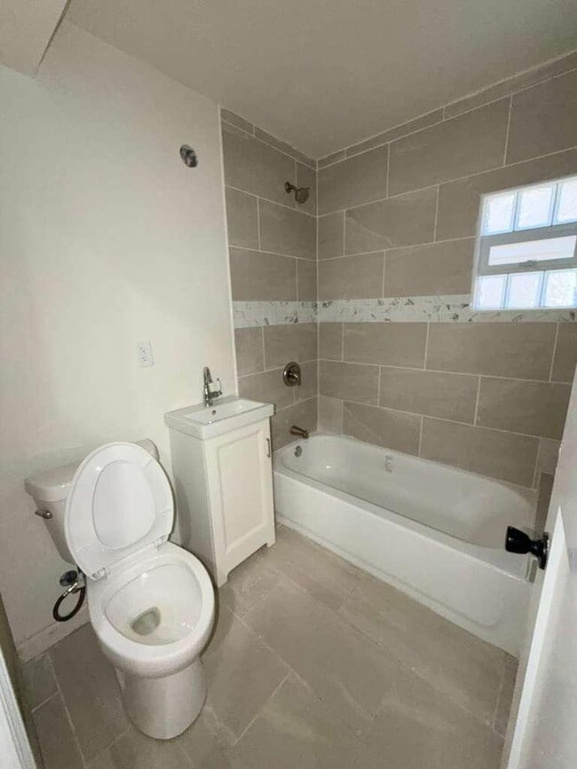 Building Photo - 653 W Bruce St