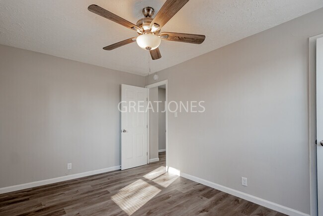 Building Photo - 711 S Keystone Ave