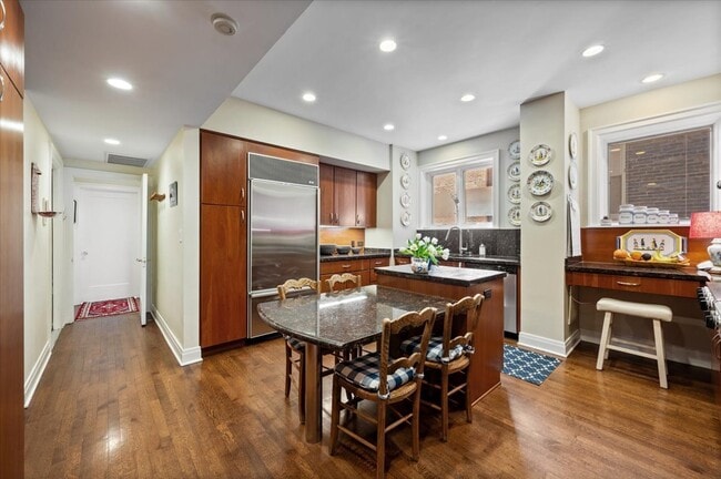 Building Photo - 2130 N Lincoln Park W