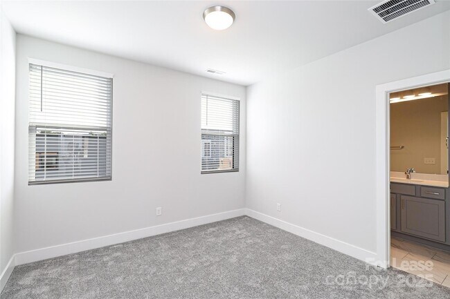 Building Photo - 2027 Isom St