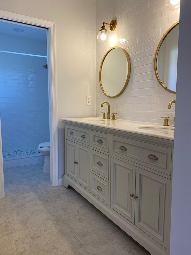 Building Photo - 9973 Three Lakes Cir