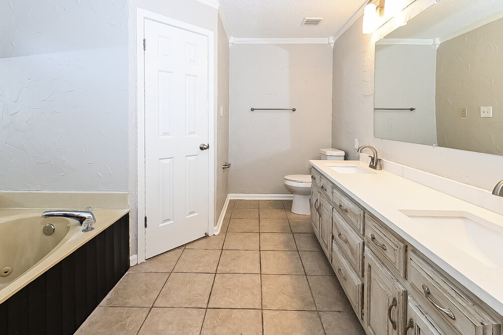 Building Photo - 8708 Rhonda Cir N