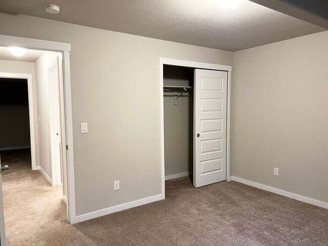 Building Photo - 5 Bedroom/4 Bathroom Ranch Style Home Loca...