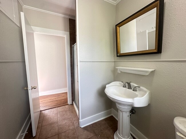 Building Photo - Super cute and close to Querbes Park....