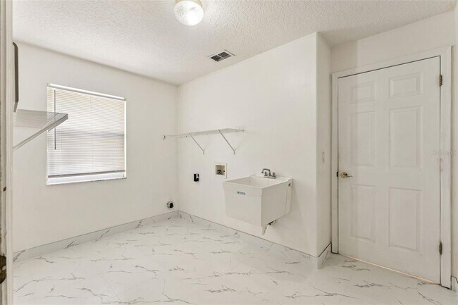 Building Photo - 2205 Wintermere Pointe Dr