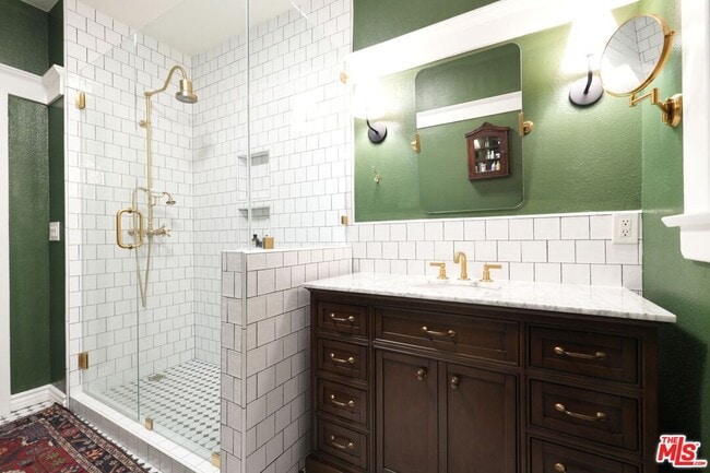 Building Photo - 1458 W 48th St