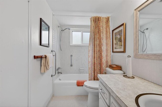 Building Photo - 1200 N Shore Dr NE