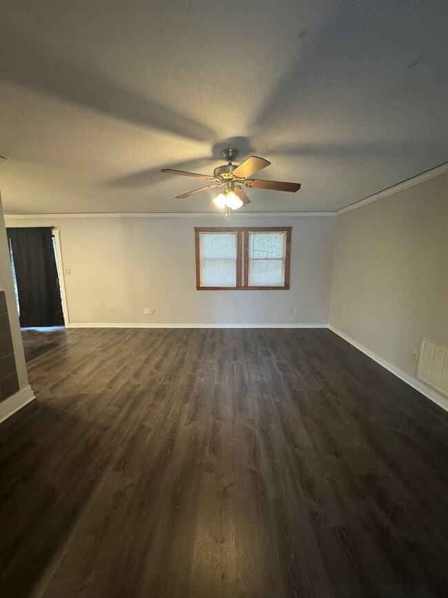 Building Photo - 2 bed 1 bath house