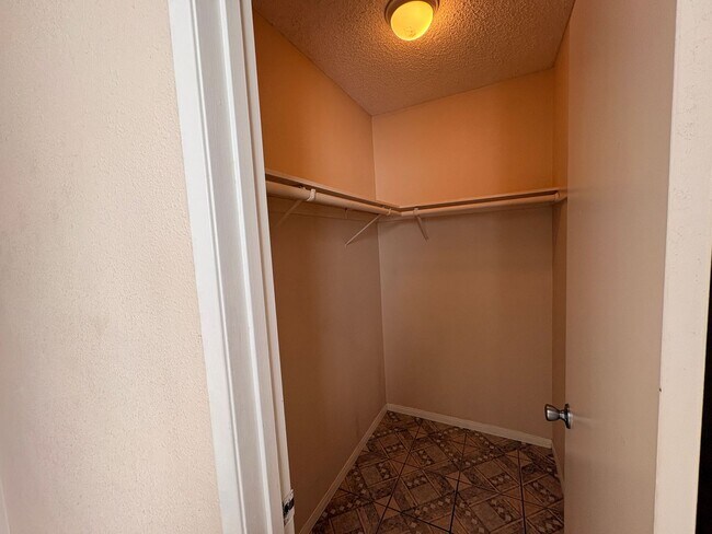 Building Photo - 4 Bed, 2 Bath in Bloomington!