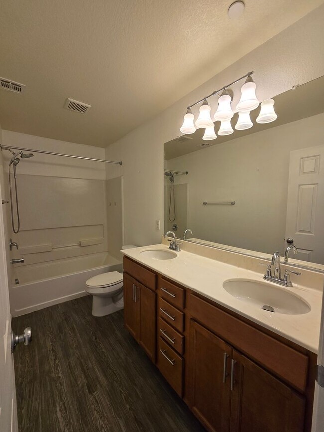 Building Photo - A Fabulous 5 Bedroom Home in Henderson
