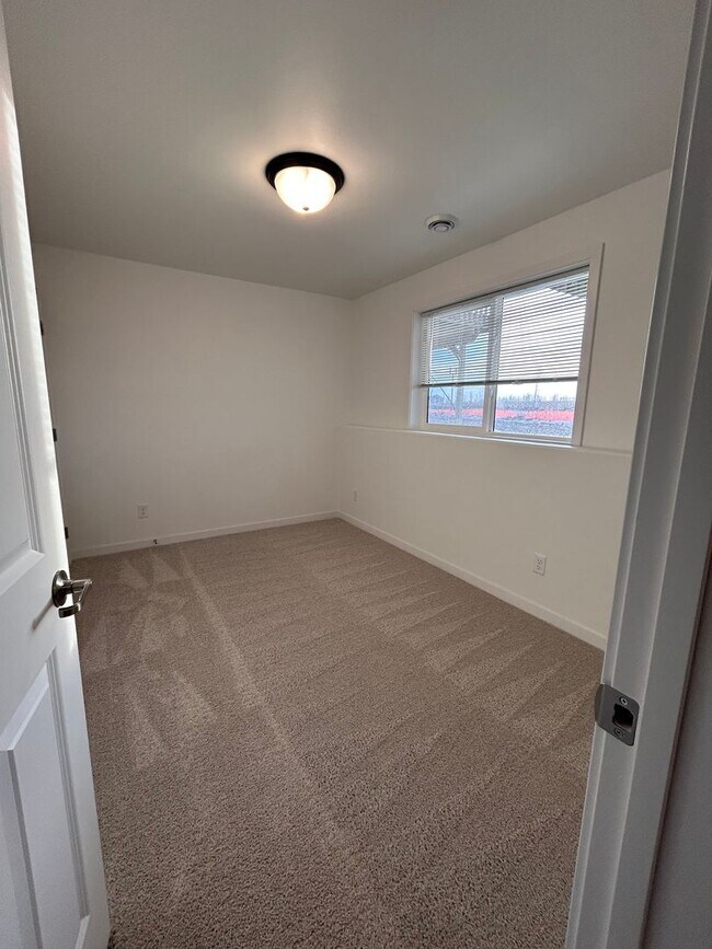 Building Photo - 3 Bed 3 Bath TownHome