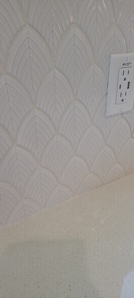 Beautiful upgraded backsplash - 5601 Linen Ct