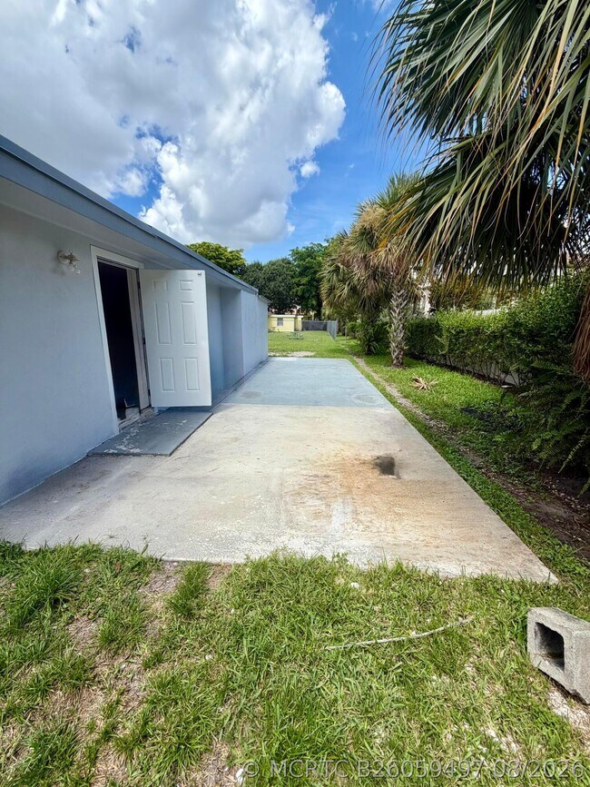 Building Photo - 2425 Ceceile Ave