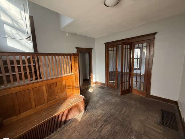 Building Photo - 630 E Gum St