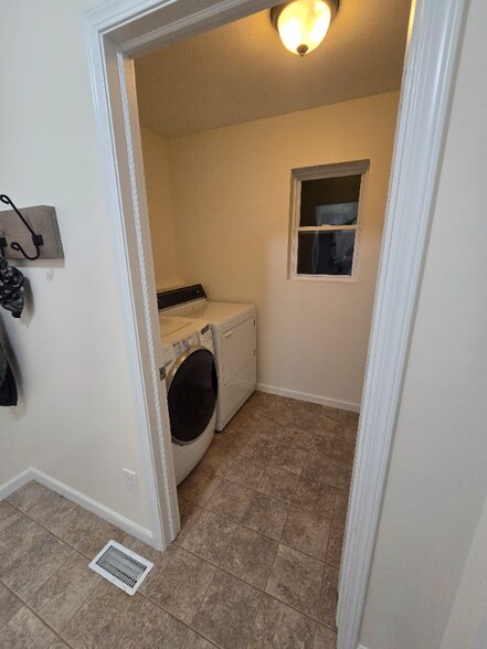Building Photo - 288 Cimarron Dr