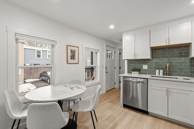 Building Photo - 42 White St