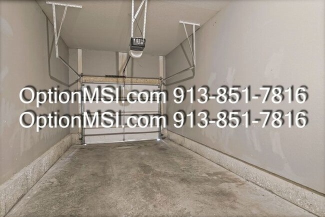Building Photo - Townhome available in Piper schools