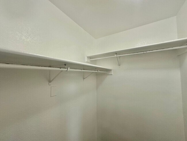 Building Photo - 3 BED 2.5 BATH WITH FRESH PAINT AND NEW AP...