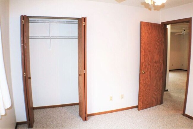 Building Photo - $1,095 | 2 Bedroom, 1 Bathroom 1st Floor C...