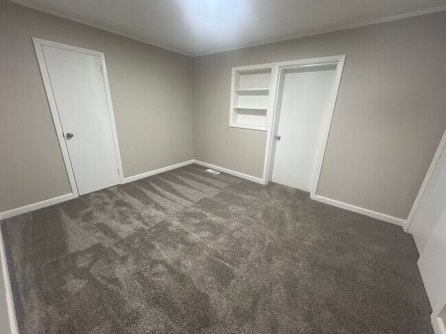 Building Photo - Welcome to this charming 3-bedroom, 1.5-ba...