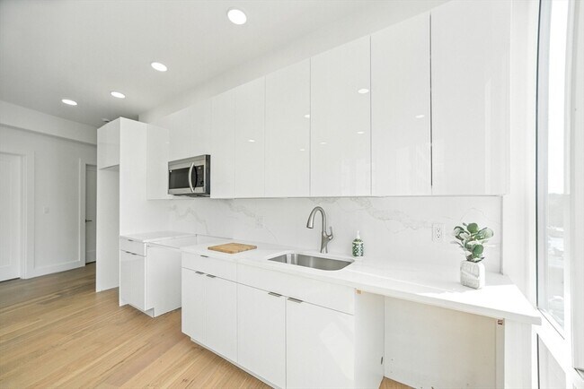 Building Photo - 38 Hichborn St