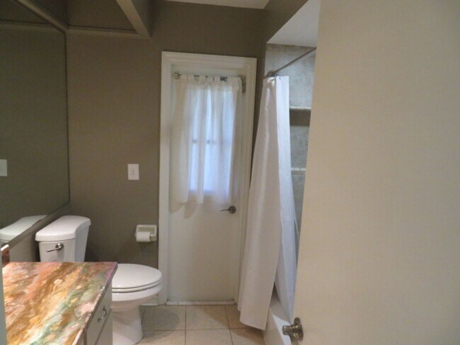 Building Photo - 839 Rosemere Cir