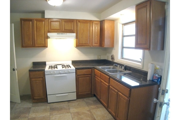 Interior Photo - 1702-1704 Davis Ave