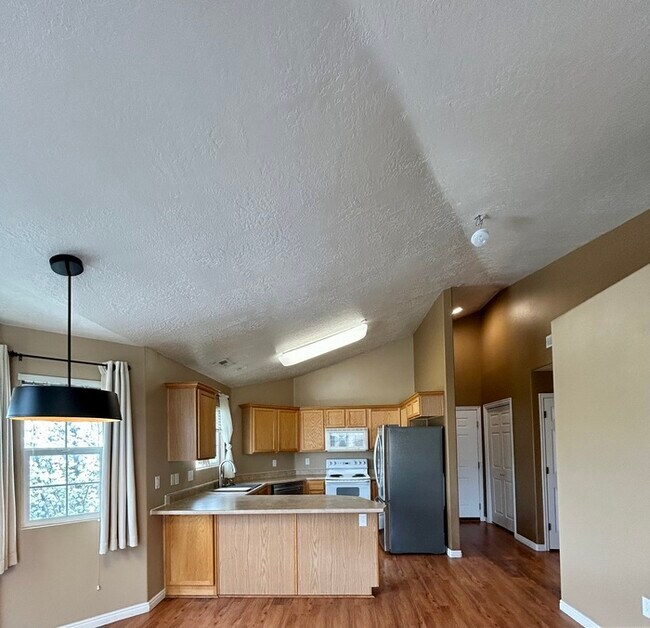Building Photo - Bright 3-Bed, 2-Bath Condo with Mountain Views & Community Amenities