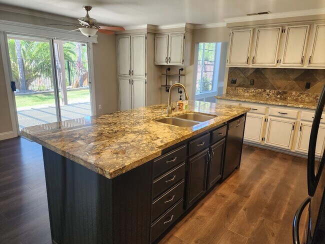 Building Photo - Gorgeous 4 Bedroom/3 Bath Home in South Temecula!