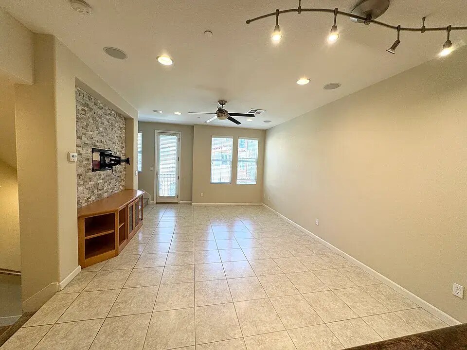 Building Photo - 207 Heligan Ln
