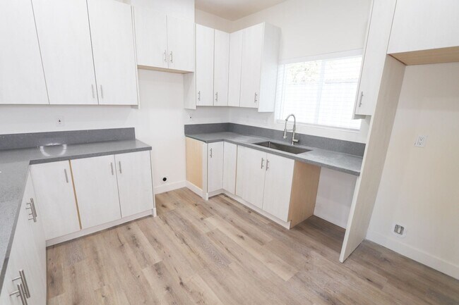 Building Photo - 3 Bedroom, 2 Bath available now! Newer con...
