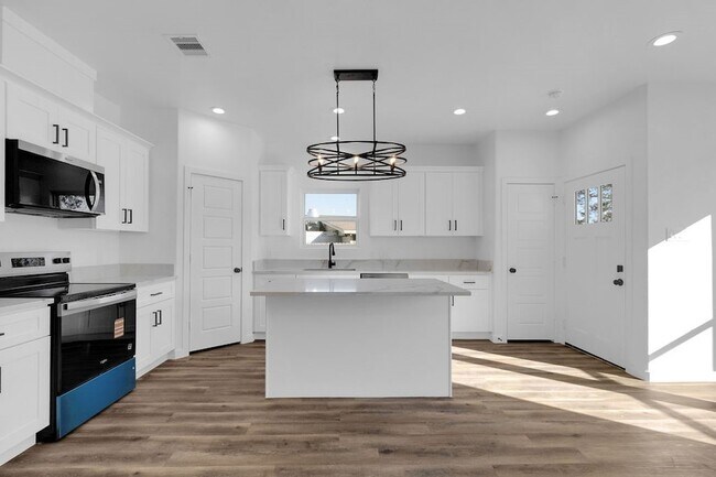 Building Photo - 104 Runnels St