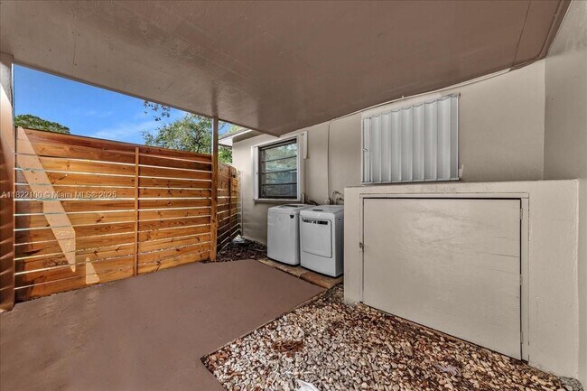 Building Photo - 6221 SW 35th St