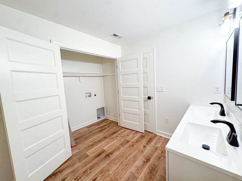 Building Photo - 134 N Clarendon Dr