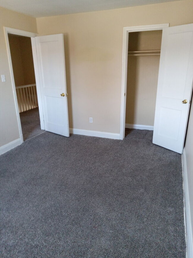 Building Photo - 3 bedroom 2 bathroom