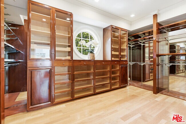 Building Photo - 407 Robert Ln