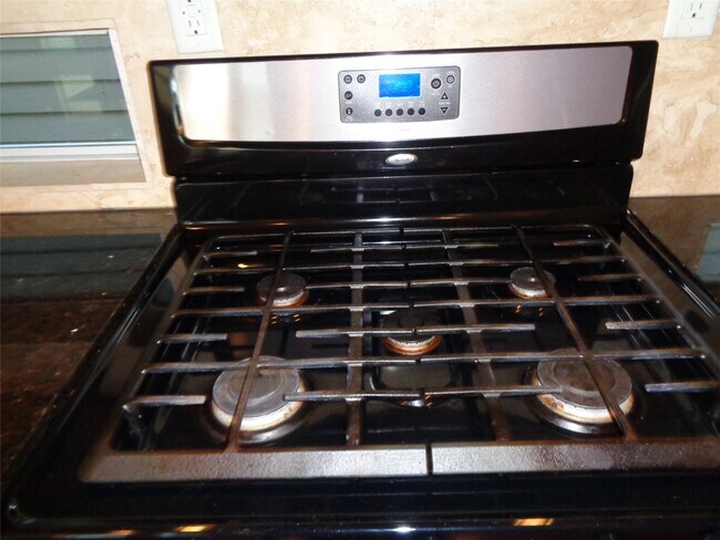 Building Photo - 1137 W 24th St