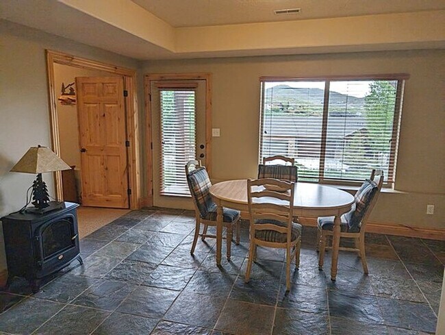Building Photo - Beautiful Fully Furnished Jordanelle Townhome