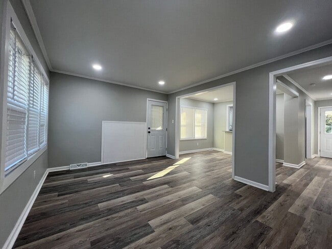 Building Photo - MOVE-IN READY! *HOLIDAY MOVE-IN SPECIAL $500 off the first full months rent if lease signed by 1/...