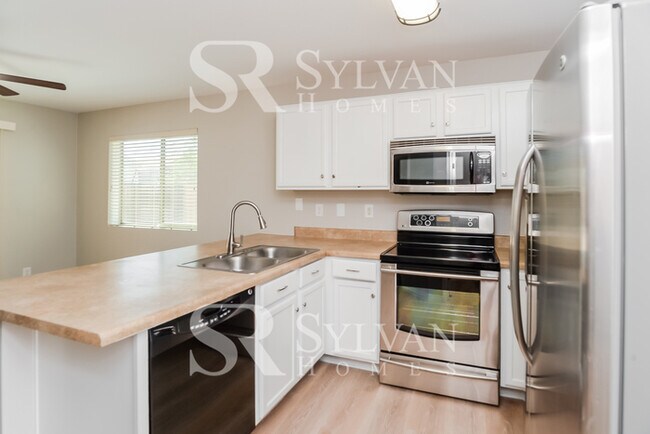 Building Photo - This is the home you have been waiting for!
