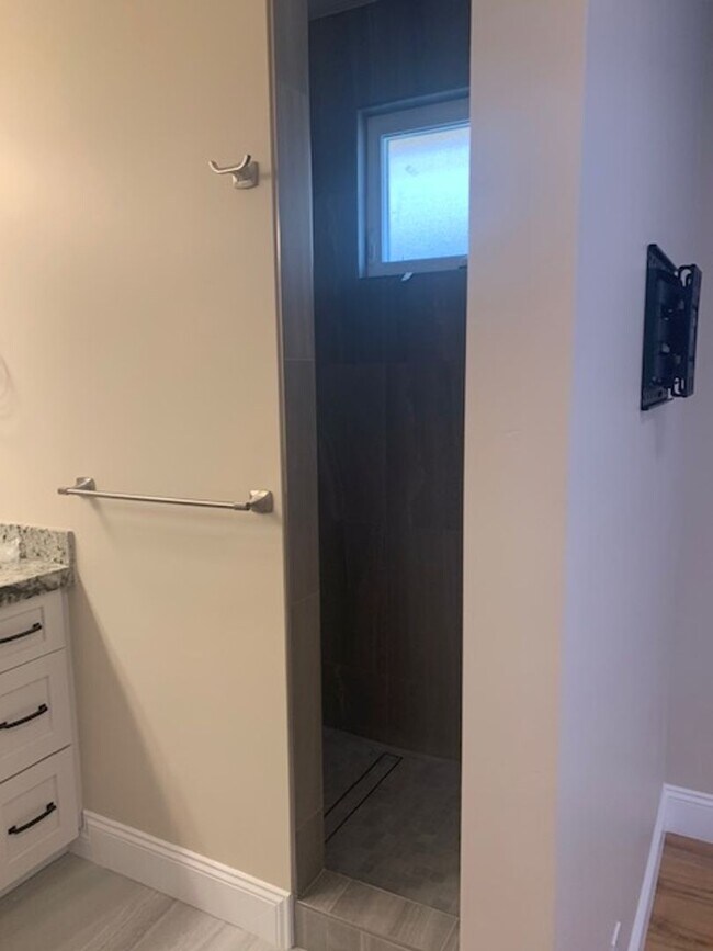 Building Photo - 183 Evergreen Ave